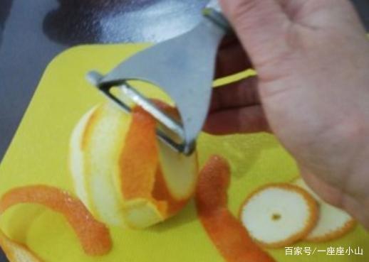给大家介绍一个很好吃的橙皮丁的做法(图1)